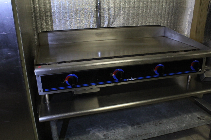 lot 5 image: Star Max 4 Gas Grill  Griddle