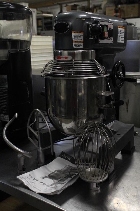 lot 32 image: 10 Quart Mixer