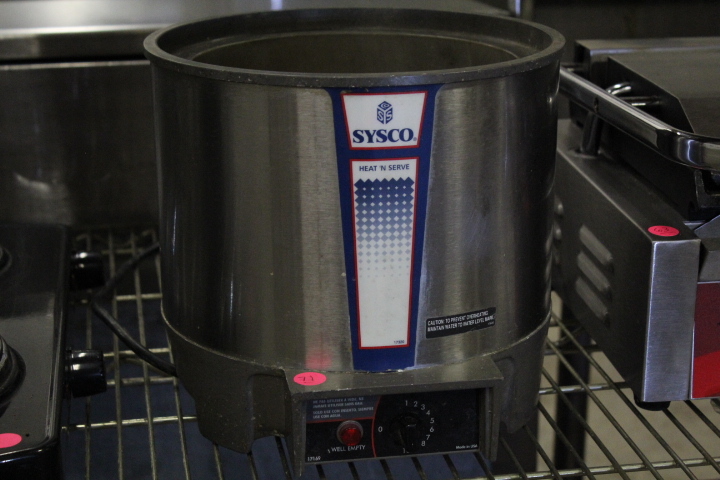 lot 71 image: 7 Qt Round Heat & Serve food warmer