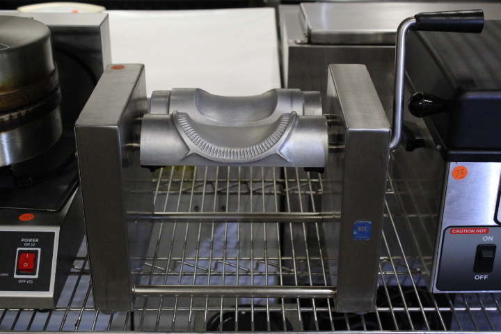 lot 74 image: Pierogi Maker