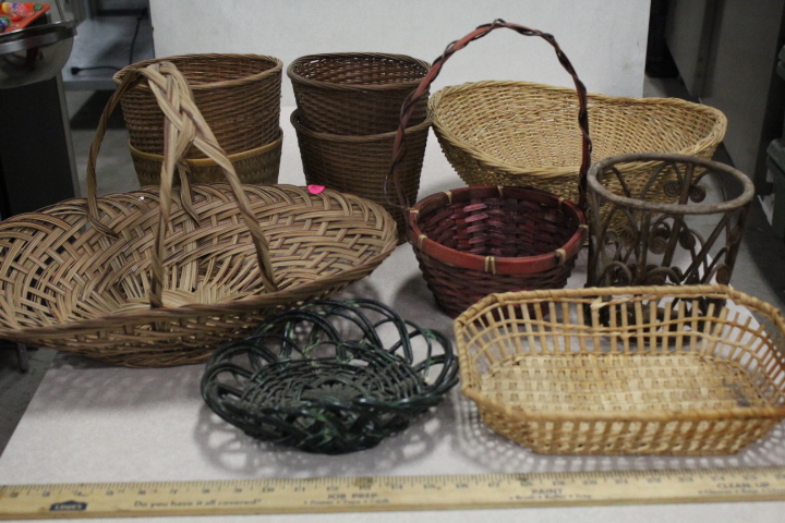 lot 179 image: Basket LOT