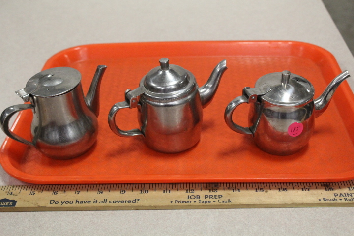 lot 185 image: Creamers lot