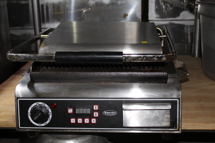 lot 90 image: Large Panin Grill