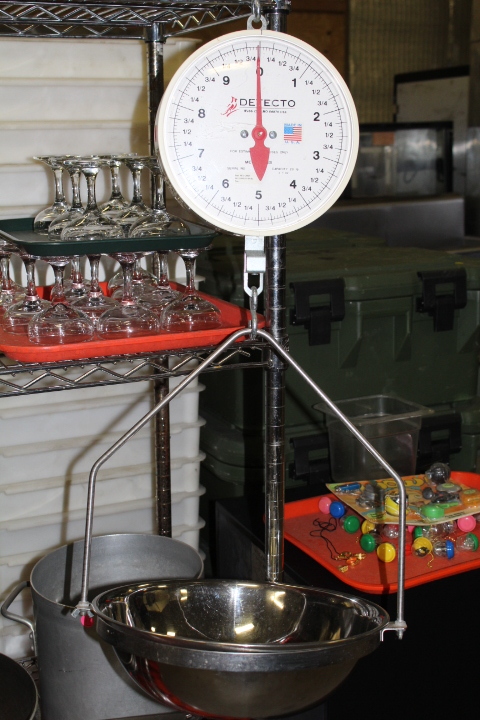 lot 107 image: Hanging Produce Scale