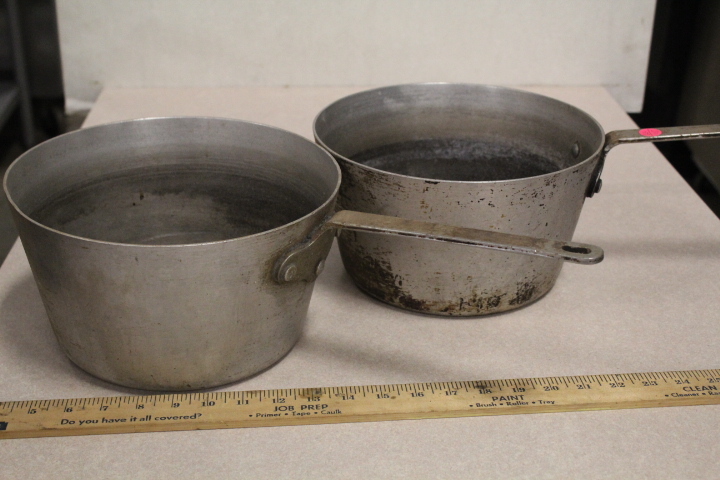 lot 115 image: Sauce pots