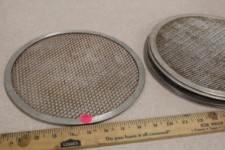 lot 141 image: Pizza  baking screens