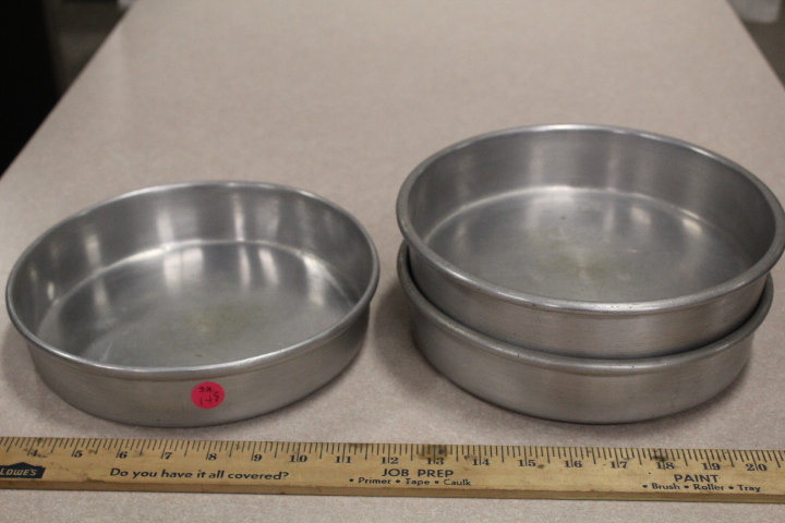 lot 148 image: 9 Cake Pans