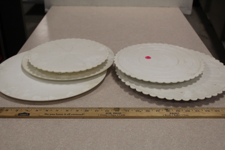lot 153 image: Cake display tray lot