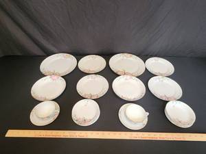 lot 3 image: Vintage Noritake China Azalea 19322 16 Pieces (2) 10 (2) 7 34 (2) 7 12 Plates  (2) 7 716 Bowls cup and saucers