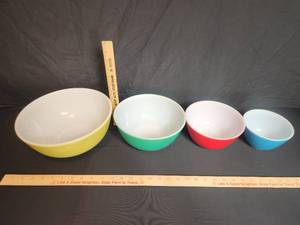 lot 13 image: Vintage Pyrex Bowls 401,402,403,404    10 12 Yellow, 8 34 Green, 6 716 Red, 5 34 Blue