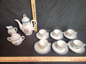 lot 14 image: Lusterware Tea Set 17 Piece Mid Century Japan