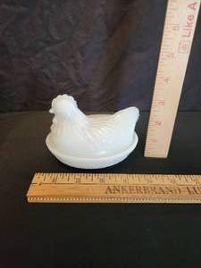 lot 48 image: Hazel Atlas Milk Glass Hen on a Nest 4 x 4 12 wide