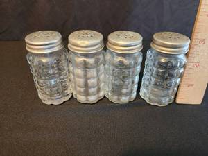 lot 52 image: lot of 2 sets of Anchor salt and pepper shakers