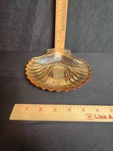 lot 17 image: Vintage Iridescent Carnival Clam Dish