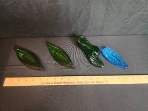 lot 29 image: 4 pieces of Fenton glass.