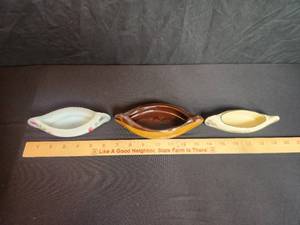 lot 31 image: 3 glass canoes from various places souvenir