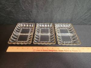 lot 32 image: 3 pieces of glass dishes, 1 has chip and crack