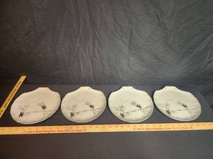 lot 33 image: 4 pieces ucago dishes  that have wear