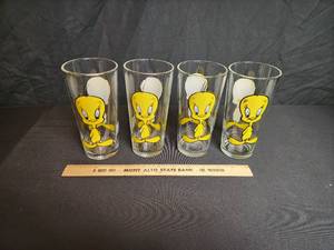 lot 91 image: 1973 Pepsi Loony Tunes Tweety Cups (4) Glasses