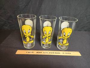 lot 92 image: 1973 Pepsi Loony Tunes Tweety Cups (3) Glasses Tweety in White Letters variant 