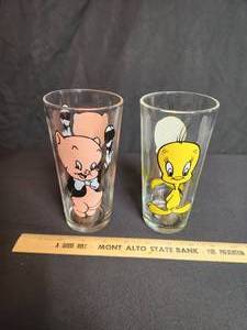 lot 93 image: 1973 Pepsi Loony Tunes Tweety and Porky Pick Glasses