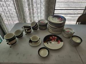 lot 101 image: Jackson China Lot (18) 10 Plates (12) Cups (12) 6 Saucers (10) 5 12 Small Plates (8) 434 Small Dish