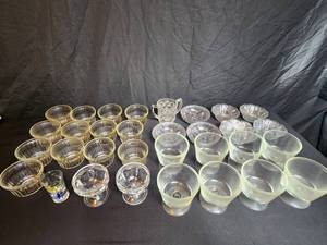 lot 105 image: 32 pieces of vintage glass various manufactures