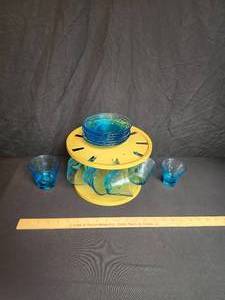 lot 106 image: 17 pc Hazel Atlas Capri Dot  SKOL plates and cups with rotating stand