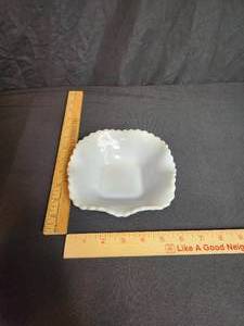 lot 125 image: 6 Milk Glass bowl