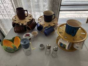 lot 138 image: Lot of cups, mugs, and other glass