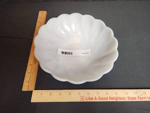 lot 131 image: Hazel Atlas Milk glass bowl 9