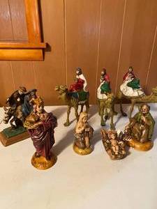 lot 102 image: Nativity Set Porcelain