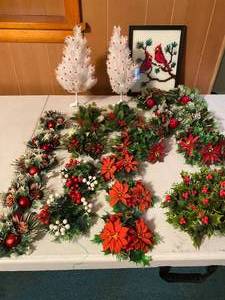 lot 117 image: Lot of Christmas Candle Rings