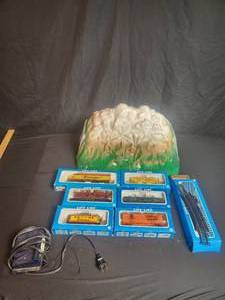 lot 2 image: Vintage HO Train set