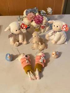 lot 130 image: Lot of Easter Assortment Lambs