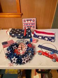 lot 132 image: Memorial Day TableclothJuly 4th Lot