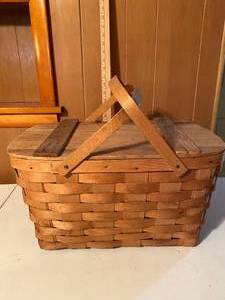 lot 134 image: Vintage Picnic Basket