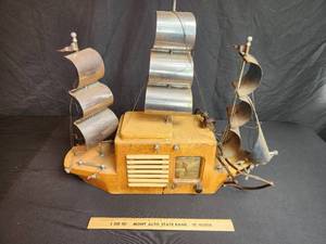 lot 34 image: Vintage Melody Cruiser Tube Radio untested