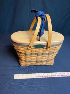 lot 142 image: Small Longaberger Picnic Basket