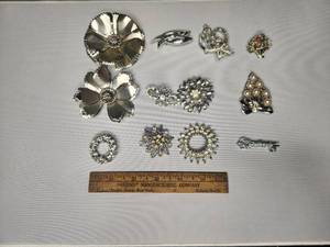 lot 31 image: lot of 12 Vintage Pins  Brooches silver tone