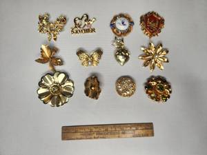 lot 32 image: Lot of 12 Pins  Brooches in gold tone