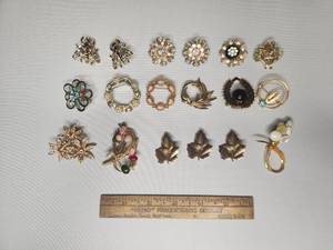 lot 33 image: Lot of 18 Pin  Brooches assorted styles
