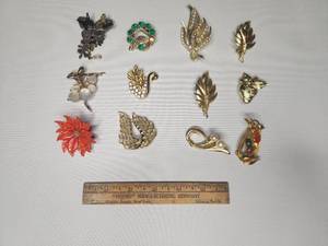 lot 34 image: Lot of 12 Pin  Brooches assorted styles