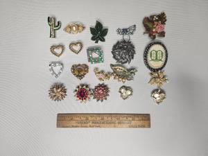 lot 35 image: lot of 20 Pins  Brooches assorted styles