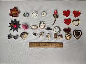 lot 36 image: Lot of 25 Pins  Brooches