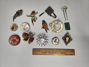 lot 38 image: lot of 14 assorted  Brooches  Pins