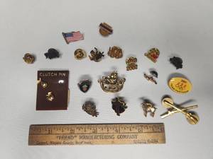 lot 40 image: lot of 19 Assorted Pins