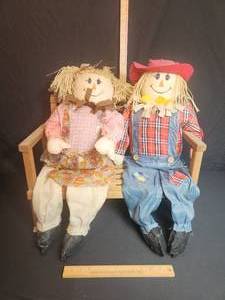 lot 104 image: Fall dcor 2 scarecrows on a wooden bench