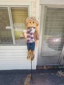 lot 106 image: Scarecrow with stand around 6 Tall great for indoors or outdoors