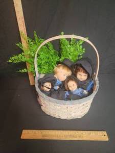 lot 111 image: Lot of 4 pilgrim dolls in a basket